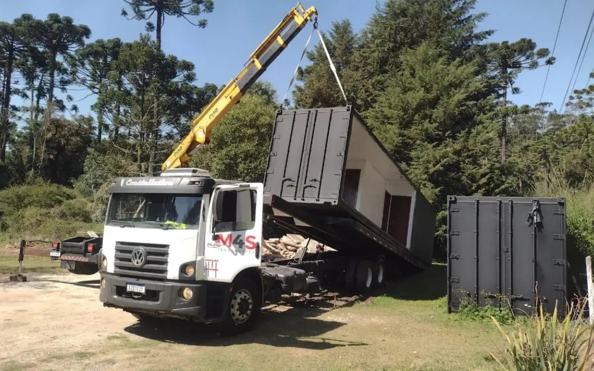 Caminhão Munck erguendo container - M4S