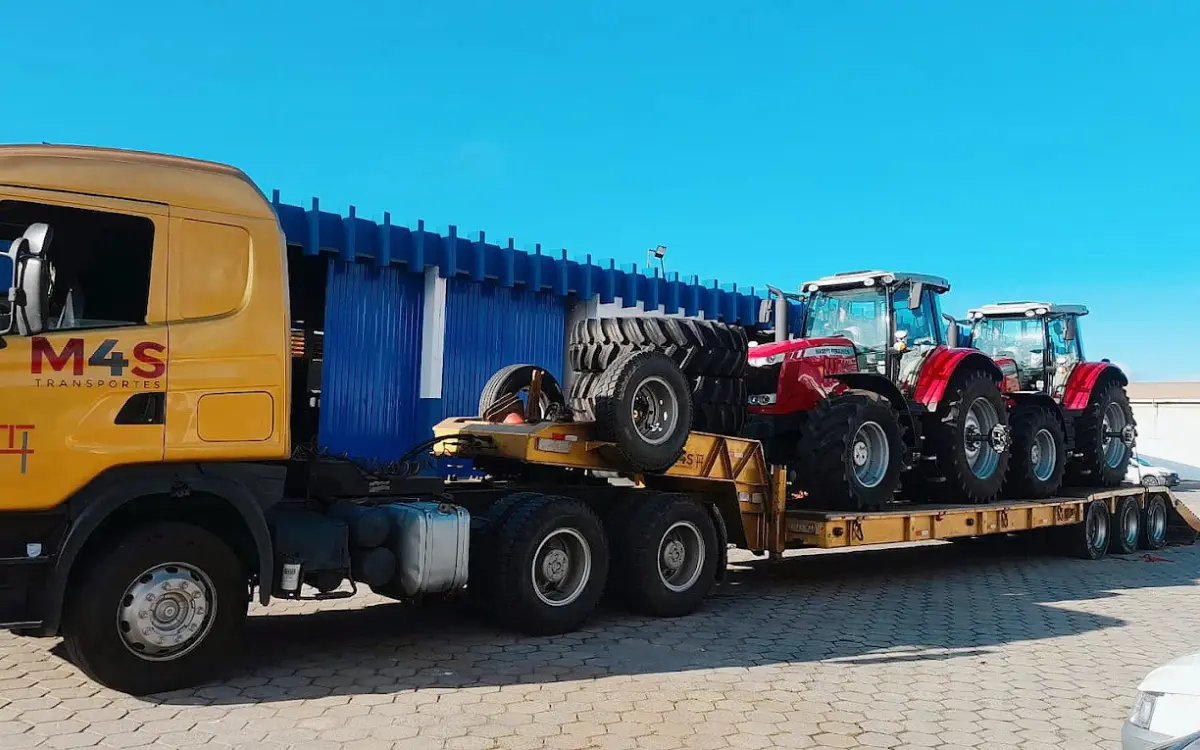 Carreta Prancha carregando tratores - M4S Transportes