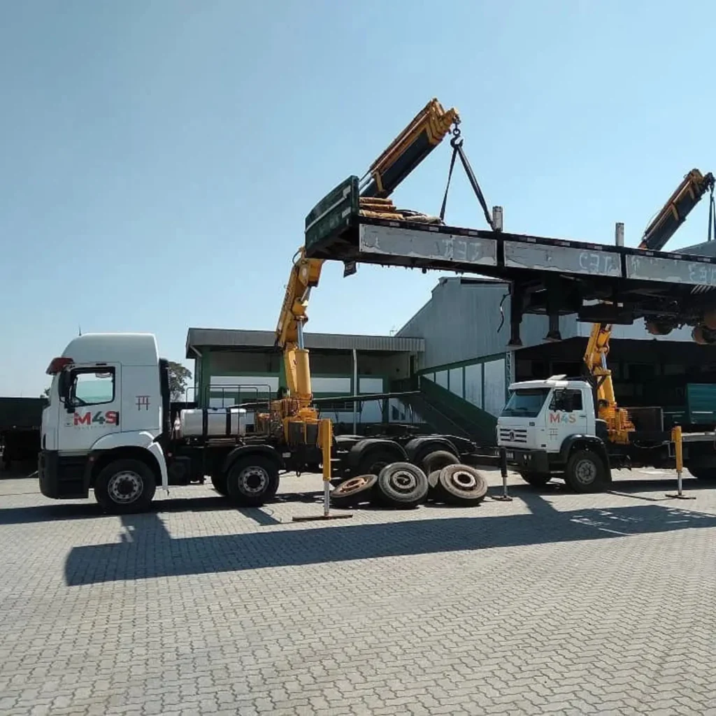 Caminhões mucks erguendo estruturas pesadas - M4S